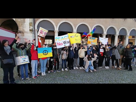Modena, girotondo per la pace: 'Accoglieremo tanti ragazzi ucraini'