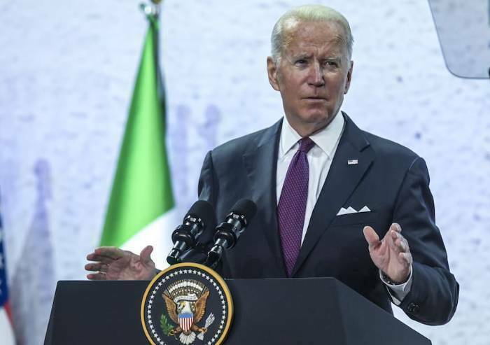 Biden vieta importazioni di vodka, frutti di mare dalla Russia