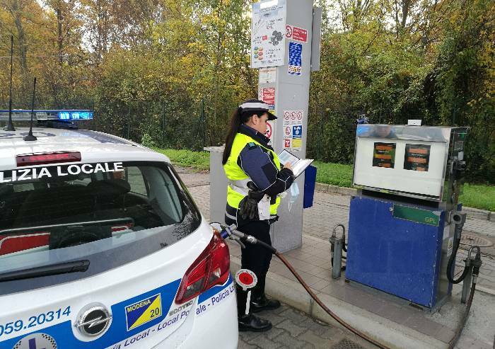 Modena, prezzi carburanti irregolari: multati sei distributori
