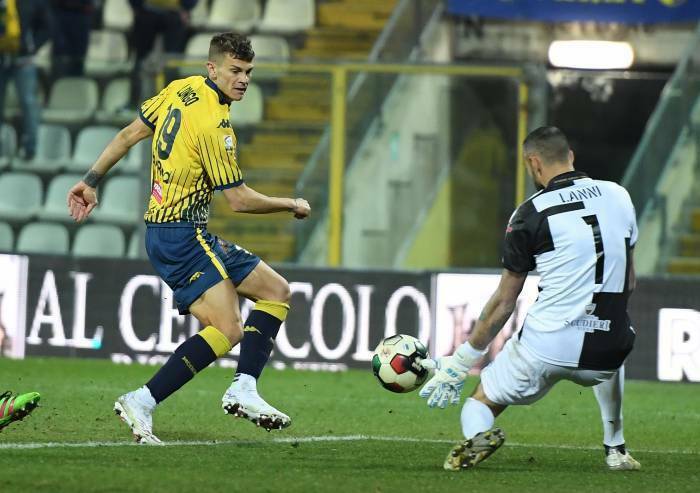 Tre gol al Pesaro e il Modena riprende la corsa, saldo in vetta