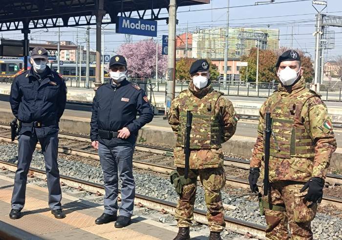 In treno con la pistola, l'intervengono Polizia ed Esercito: era giocattolo