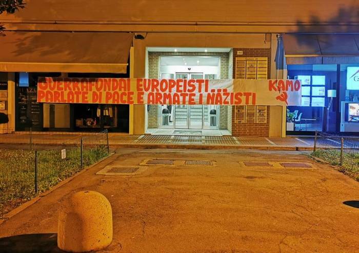 Modena, striscione contro il Pd: 'Parlate di pace e armate i nazisti'