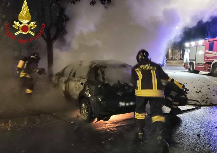 Bastiglia: auto esce di strada, si schianta contro un albero e prende fuoco