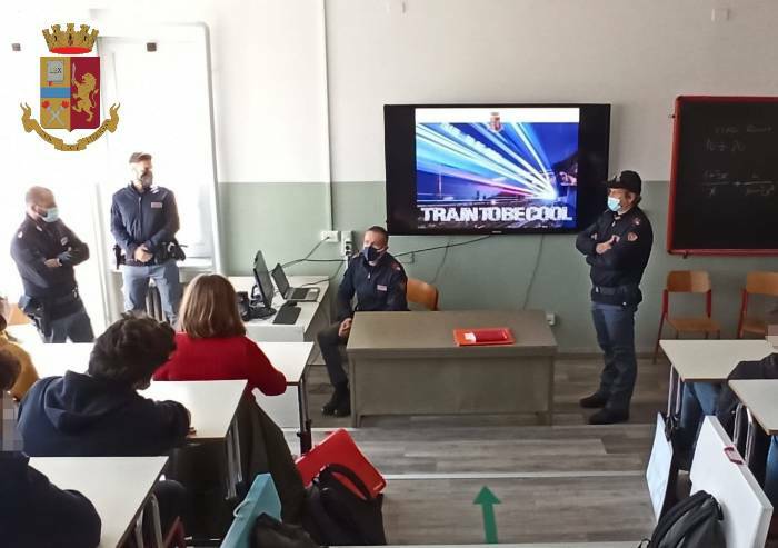 Scuola, lezione di sicurezza con la Polizia di Stato