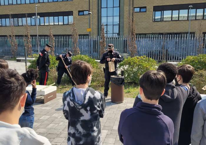 Un albero per il futuro, i carabinieri nelle scuole di Modena