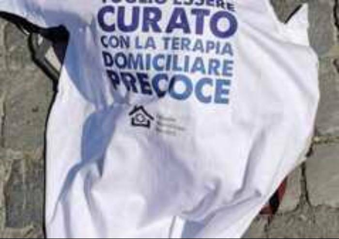 'Aiutiamo senza discriminare gli italiani': medici infermieri e guariti sfilano al Ministero