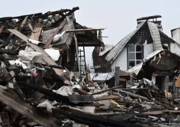 Distruzione a Bucha, la condanna di Draghi, per Mosca 'fake news'