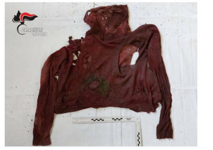 Ossa umane a Maranello, rinvenuti maglioni, reggiseno e orecchino