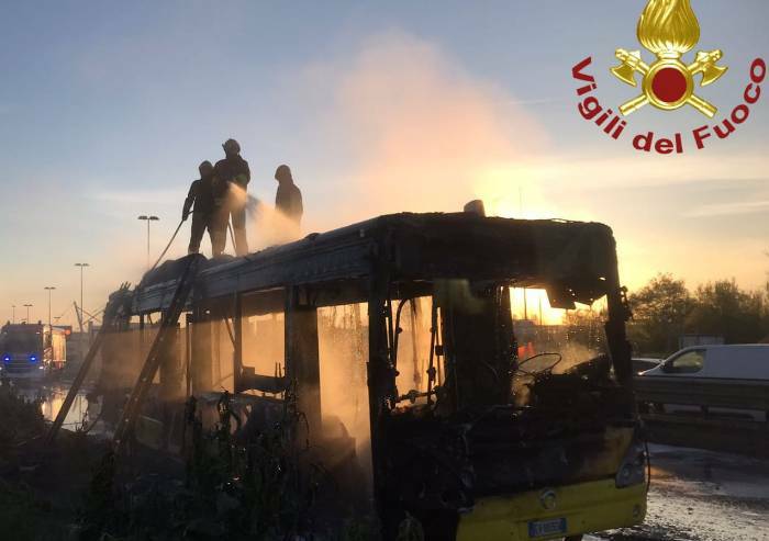 Ancora un bus Seta a fuoco, è il terzo in tre mesi, nessun ferito