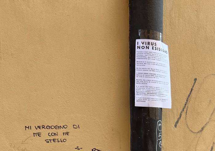 Modena, affiggeva volantini no vax al mercato: multato