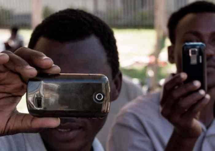 Solo per stranieri: un corso del Comune per trovare lavoro con lo smartphone