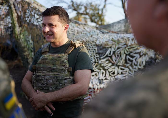 Zelensky: 'Non cederemo territori: prima avremo armi prima sarà pace'