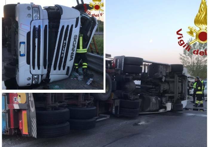 Sbanda e si ribalta, camionista ferito, chiuso svincolo tangenziale