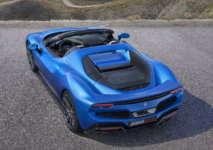 Ferrari, ecco la nuova 296 GTS con motore V6 ibrido