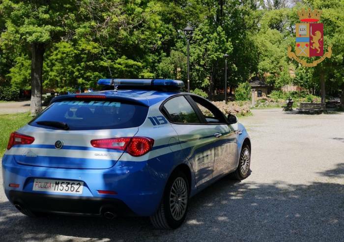 Rapina negozio, il titolare lo insegue e lo blocca ai Giardini Ducali