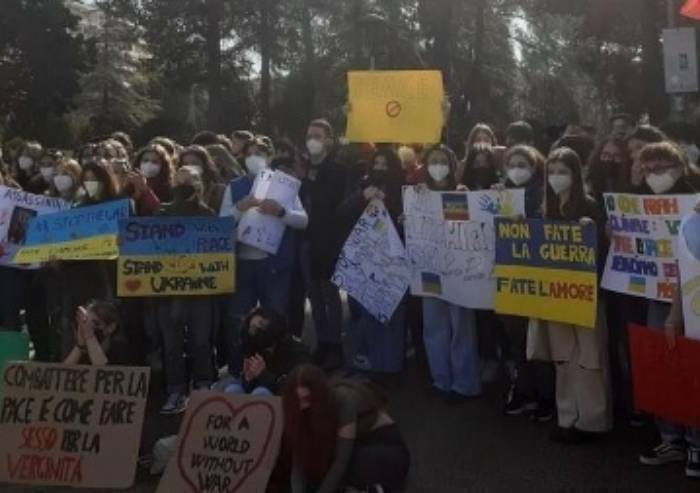 Venerdì mattina flash mob al posto della lezione in 8 istituti, tutti fuori per la pace