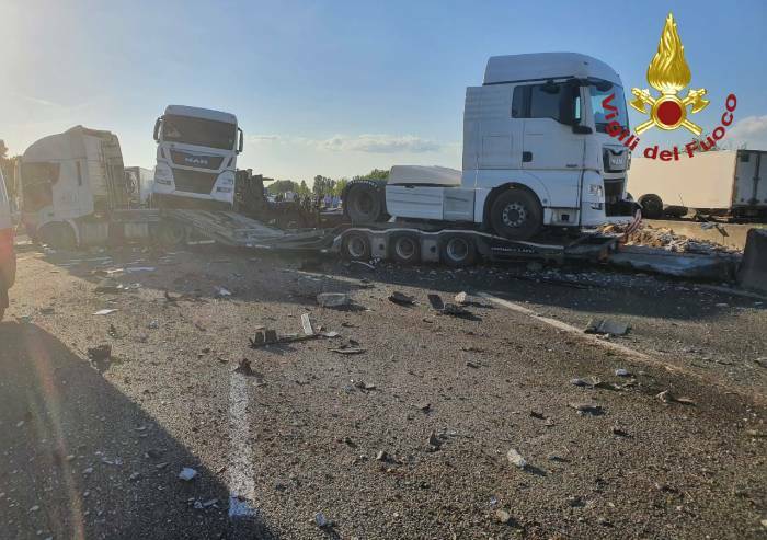 Modena, inferno in autostrada: camion invade corsia opposta