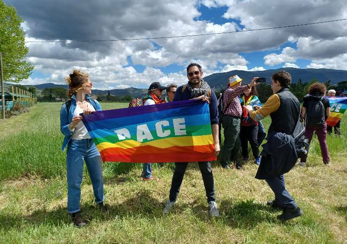 Comune Modena, sì alle armi all'Ucraina. Ma intanto finanzia la Marcia della Pace