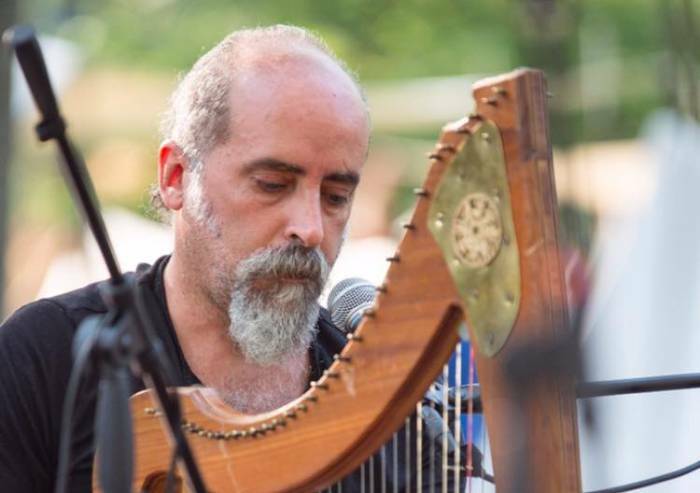 'Primo maggio, ridicoli discorsi di politici e artisti complici di decreti liberticidi'