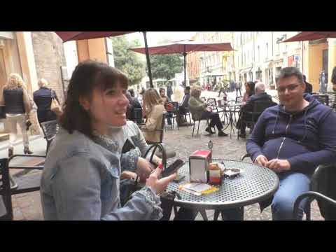 Modena, tavolini invasi dai piccioni, clienti e turisti scappano