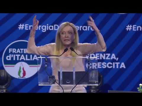 Meloni show sul tema 'camicie nere': occhi sbarrati e mimica esagerata