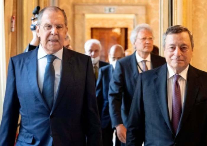 E su La Repubblica si arriva a condannare Lavrov per la sua faccia