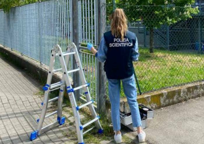 Strangolato nella recinzione: scena tragica davanti al Wiligelmo