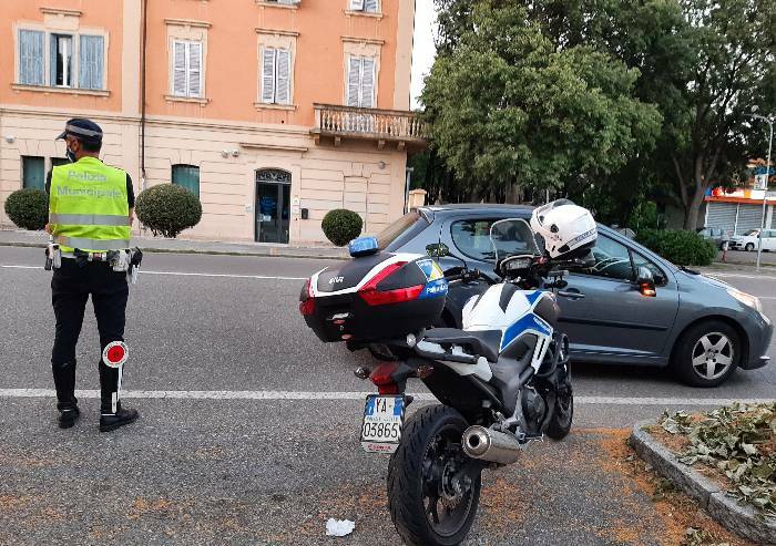 Modena, un automobilista su otto usa il telefono mentre guida