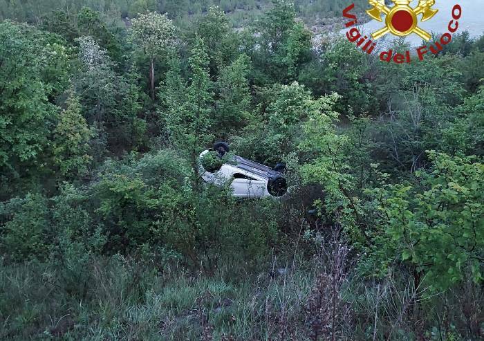 Volano fuori strada: due adulti e una bambina incredibilmente illesi