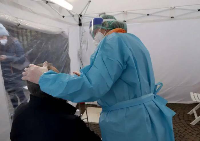 Covid, in Emilia Romagna ancora 1 tampone su 4 positivo. Oggi 14 morti