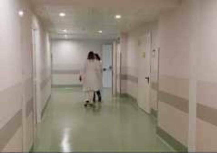 Si finge paziente per chiedere soldi ai ricoverati: è un raggiro