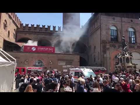 Incendio a Palazzo Re Enzo in pieno centro a Bologna