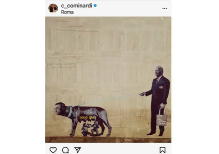 E il tesoriere M5s pubblica la foto di Draghi al guinzaglio di Biden
