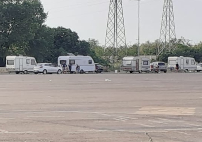 Modena, campo nomadi abusivo: oltre 10 roulotte in via Divisione Acqui