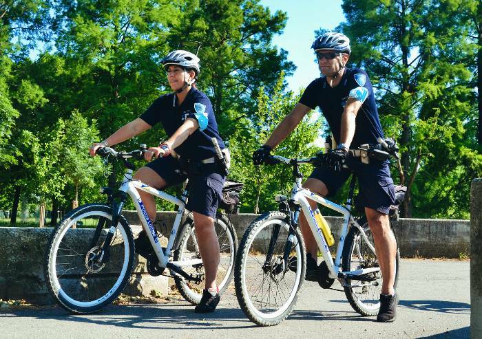 Modena, controlli nei parchi: polizia locale in bici