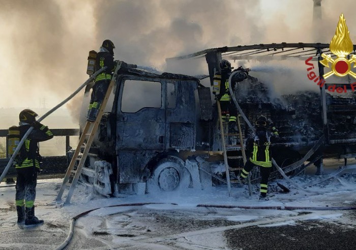 Camion a fuoco in autostrada: code sulla A1 a Modena