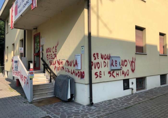 Mirandola, vandali imbrattano con scritte no vax la sede Cgil