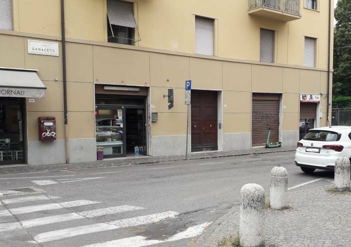 Modena, due minorenni molestate in pieno centro: fermato uno straniero