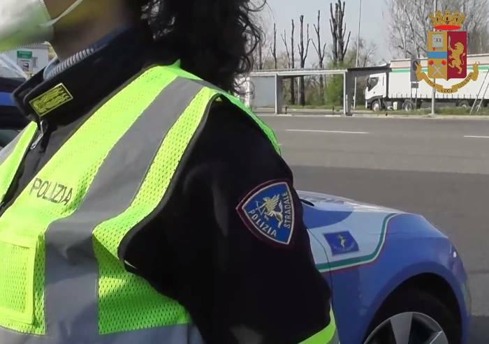 In viaggio in autostrada con droga e mazza da baseball sul sedile