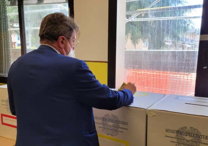 Referendum, chi ha votato a Modena ha scelto in 3 schede il sì e in 2 il no