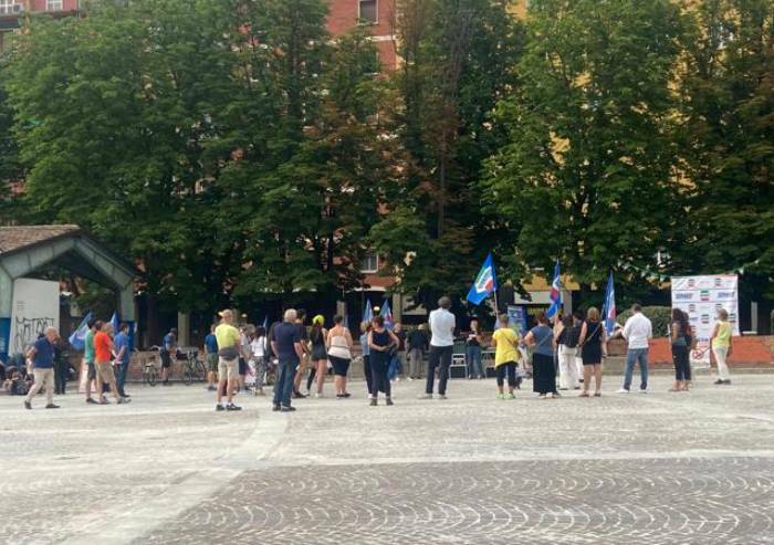 Fiaccolata per la Pace targata Italexit, pochissimi in corteo  Bologna