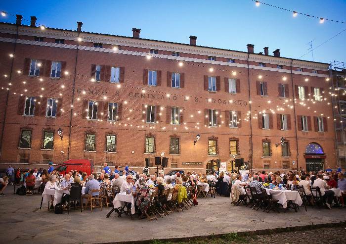 Modenamoremio ha festeggiato 20 anni: cena in piazza XX settembre