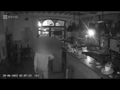 Modena, colpo nel locale: le telecamere filmano il ladro 'acrobata'
