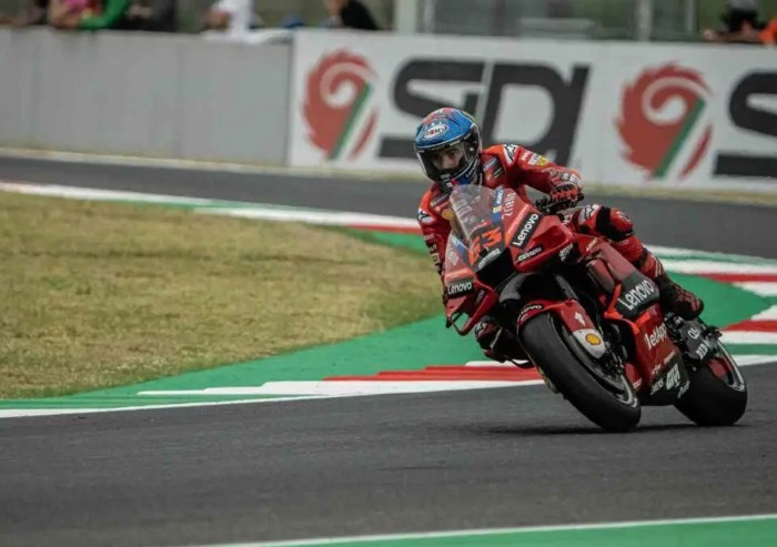 MotoGP, in Olanda pole di Bagnaia