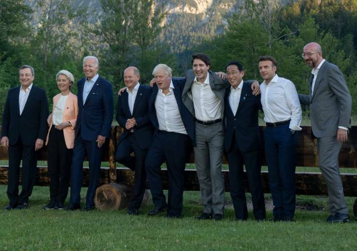Zelensky parla al G7, Von Der Leyen: 'Ammiriamo la sua leadership'