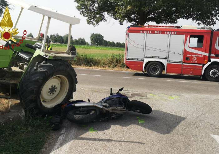 Motociclista finisce sotto un trattore, tante fratture ma è salvo