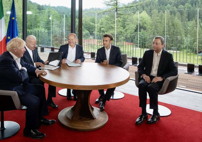 Nato, Draghi ora indossa l'elmetto: 'Pronti 8 mila militari italiani se serve'