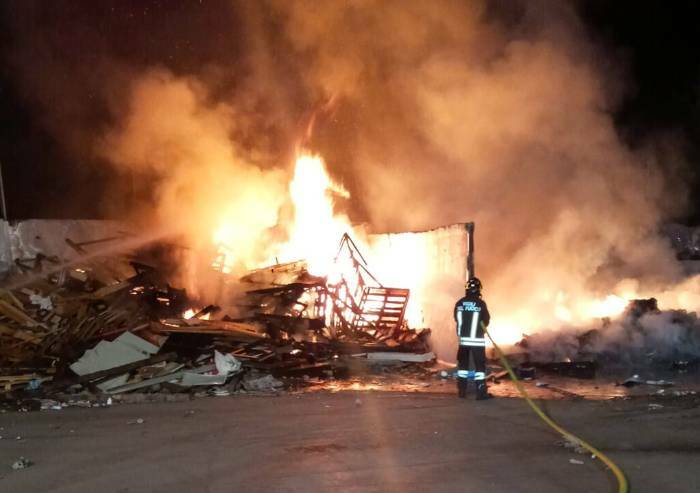 Carpi, rogo in una azienda di trattamento rifiuti