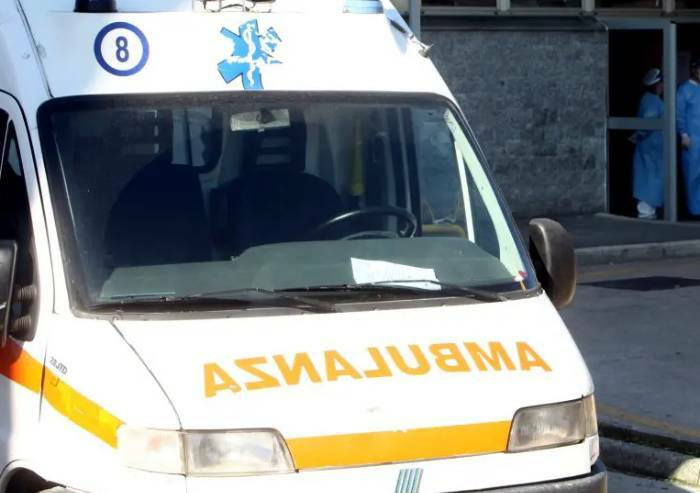 Bologna, cade in piscina dopo malore: muore babysitter, grave bimba