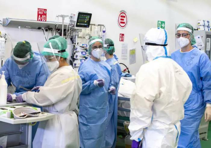 Ricoveri Covid a Modena, rispetto al 2021 sono il 225% in più